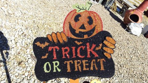 Trick-or-treat welcome sign